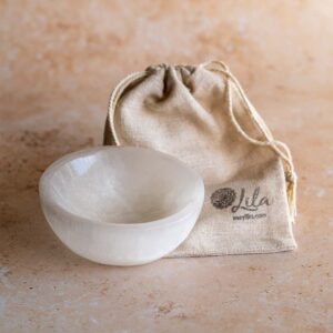 Bowl de selenita plato con bolsa con el logo de Lila