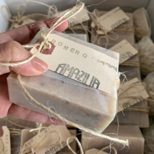 Barra de jabón de leche de cabra de AMAZILIALIFE con etiqueta que dice ROMERO