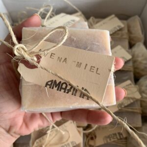 Barra de jabón de leche de cabra de AMAZILIALIFE con etiqueta que dice AVENA MIEL