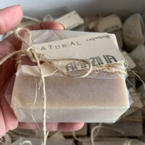 Barra de jabón de leche de cabra de AMAZILIALIFE con etiqueta que dice NATURAL