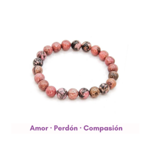 Una pulsera de rodonita en fondo blanco con un label de sus propiedades: amor, perdón y compasión.